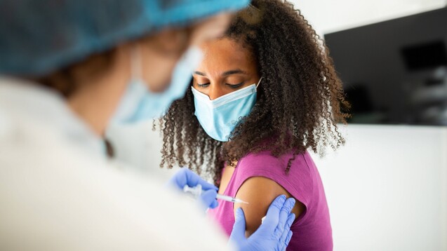 Der Großteil der COVID-19-Impfungen erfolgt schon jetzt in den Arztpraxen. (Foto: IMAGO / Shotshop)