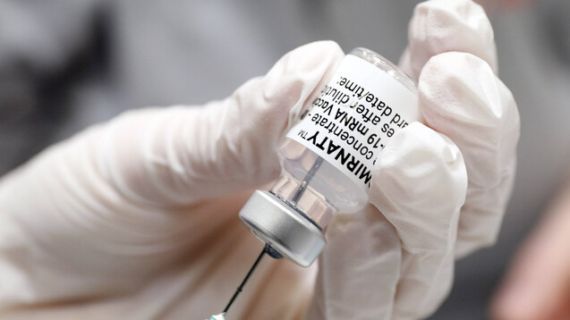 Die Vertragsärzte hätten gerne mehr Biontech-Impfstoff in ihren Praxen. (Foto: IMAGO / Jochen Eckel)