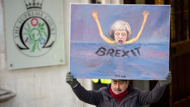 Brexit, quo vadis? Der Künstler Kaya Mar am Dienstag vor dem Supreme Court in London – mit seiner Interpretation der Situation der britischen Premierministerin. (Foto: dpa)
