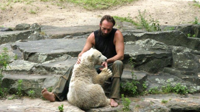 Knut und sein Pfleger im Jahr 2007 – heute leben beide nicht mehr. (Foto: Sket)