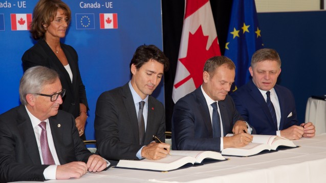 Es gab doch noch eine Einigung: Kommissionspräsident Jean-Claude Juncker, der kanadische Premierminister Justin Trudeau, Ratspräsident Donald Tusk und der slowakische Premierminister Robert Fico unterzeichnen den Ceta-Vertrag. (Foto: dpa / picture alliance)