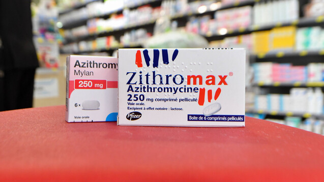 Azithromycin-Präparate in einer französischen Apotheke (Foto: imago images / Starface)