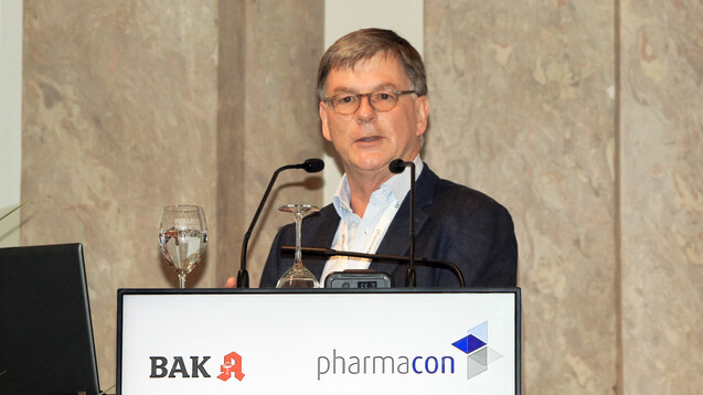 Professor Peter Höger, Facharzt für Pädiatrie und Dermatologie, gibt Apothekern beim Pharmacon in Meran wertvolle 
Tipps. (s / Foto: ck)