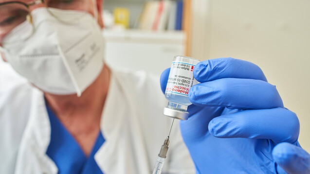 Wer wird zuerst geimpft? Die Corona-Impfverordnung beschäftigt derzeit Gerichte. (Foto: imago images / Action Pictures)