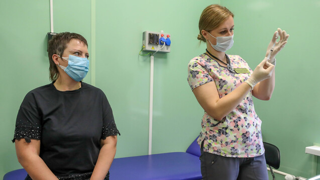 Vor Massenimpfungen zum&nbsp;Jahresende sollen mit dem zweiten Corona-Impfstoff in Russland zunächst nur Lehrer und Ärzte geimpft werden. Die allgemeine Bevölkerung soll erst nach der Einführung der Massenproduktion Zugang zu den Vakzinen erhalten. (Foto: imago images / ITAR-TASS)