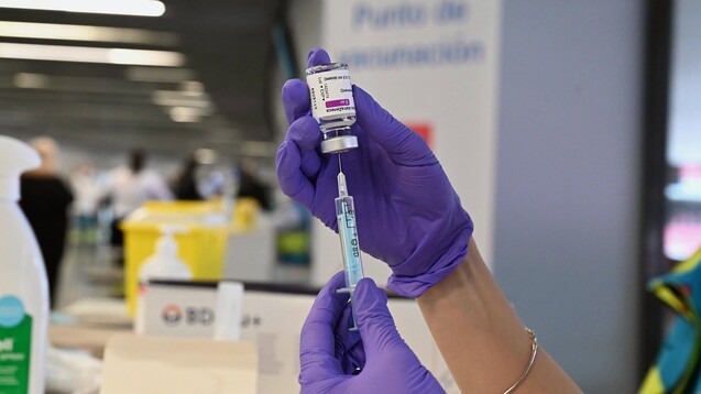„Vorsichtsmaßnahme“: Termine in Berliner Impfzentren mit dem Wirkstoff AstraZeneca werden der Gesundheitssenatorin Dilek Kalayci (SPD)&nbsp;zufolge erst einmal abgesagt.&nbsp;(Foto: IMAGO / Agencia EFE)