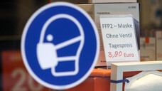 Symbolbild: Medizinische Mund-Nasen-Masken der Kategorie FFP2 ohne Ventil werden in einer Apotheke (hier in Hessen) verkauft. (c / Foto: imago images / Ralph Peters)