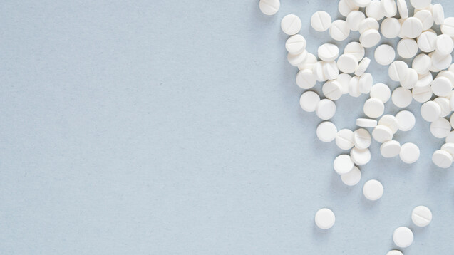 Tabletten sind meist schön weiß – aber sind sie auch „sauber“? (Foto: ireneromanova / AdobeStock)