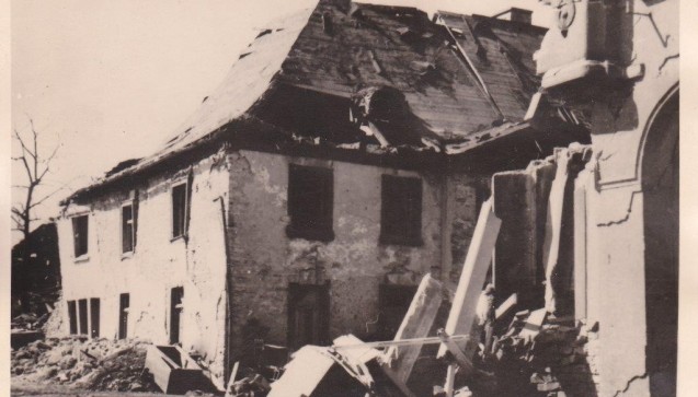 Beim Luftangriff auf die Stadt Attendorn am 28. März 1945 wird das Apothekenhaus fast vollständig zerstört.