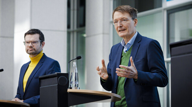 FDP-Justizminister Marco Buschmann (l.) und Karl Lauterbach (SPD) stellten heute den neuen Ampel-Corona-Gesetzentwurf vor. (Foto: IMAGO / photothek)