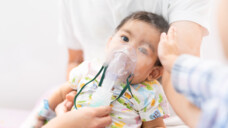 Die Behandlung schwerer Atemwegsinfekte ist vor allem bei Säuglingen nicht einfach. Präventive Arzneimittel könnten also viel Erleichterung bringen. (Foto: Sukjai Photo / AdobeStock)