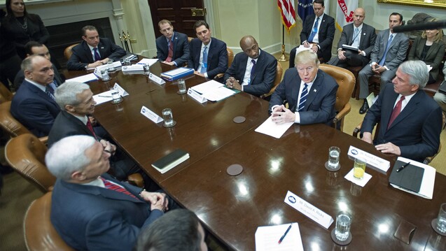 US-Präsident Donald Trump im Gespräch mit Vertretern des US-Pharmaverbandes PhRMA. (Foto: Imago)