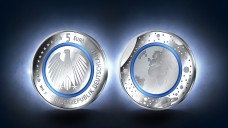 Die Neue im Detail: Neun Gramm Kupfer-Nickel-Werkstoffe, 27,25 mm im Durchmesser. Prägestätten: Berlin (A), München (D), Stuttgart (F), Karlsruhe (G), Hamburg (J) (Bilder: BFM)