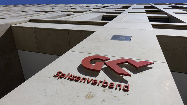 Der GKV-Spitzenverband ist eigentlich bekannt für seine regelmäßigen Spitzen in Richtung Apothekerschaft. (x / Foto: IMAGO / Steinach)