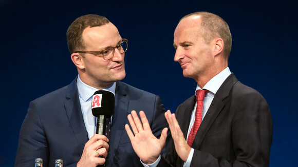 Bundesgesundheitsminister Jens Spahn (CDU) und ABDA-Präsident Friedemann Schmidt führen weiterhin Gespräche zur Auflösung des Versandhandelskonfliktes. Laut Schmidt geht es dabei um drei Themenkomplexe. (Foto: Schelbert)