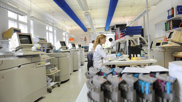 Der Berufsverband Deutscher Laborärzte kritisiert die Ausweitung der Corona-Tests auf Apotheken und Zahnarztpraxen und plädiert für eine Revision der Coronavirus-Testverordnung.&nbsp;(Foto: BDL/Labor Lübeck, 0696)