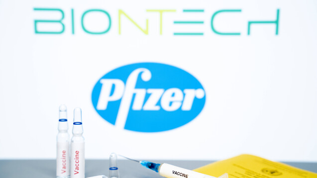 Biontech/Pfizer wollen BNT162b2 auch in der EU zulassen, in den USA prüft die FDA bereits die Notfallgenehmigung der Corona-Vakzine. Auch für Modernas Corona-Impfstoff mRNA-1273 laufen Zulassungsverfahren bei EMA und FDA. (x / Foto: imago images / Political-Moments3)