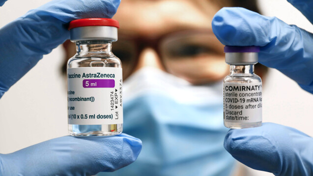 Wirksamkeitsdaten fehlen noch, doch gibt es Daten zur Verträglichkeit gemischter Impfserien, wenn nach einer ersten Dosis AstraZeneca (Vaxzevria) mit dem mRNA-Impfstoff von Biontech/Pfizer (Comirnaty) geimpft wird. (x / Foto: IMAGO / Jochen Eckel)