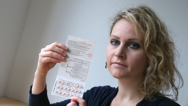 Felicitas Rohrer mit einer Packung "Yasminelle". Sie verklagt den Bayer-Konzern auf Schmerzensgeld. (Foto: Ralf Stockhoff/dpa)