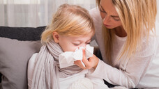 Wenn Kinder erkältet sind, können Erwachsene meist nur mit Zuwendung helfen. (c / Foto: Kaspars Grinvalds / stock.adobe.com)
