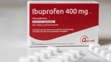 Mit 14,2 % der Verordnungen war im Barmer Arzneimittelreport 2023 Metamizol nach Ibuprofen der am zweithäufigsten verschriebene Wirkstoff.&nbsp;Welche Gefahren bringt das mit sich? (Foto: Tobias Arhelger / AdobeStock)