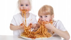 Eine ausgewogene Ernährung für Kinder: Spaghetti mit Ketchup und danach eine Multivitamin-Pille? (Foto: StefanieB. / stock.adobe.com)   