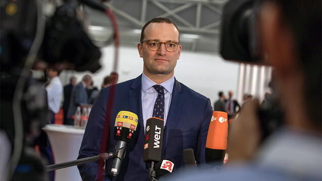 Jens Spahn (CDU): Nachdem gestern das Bundeskabinett höhere Pflegebeiträge beschlossen hat, kam der Minister zu den Apothekern nach München. (m / Foto: Schelbert)