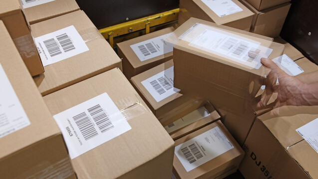 Arzneimittelpäckchen packen in einer deutschen Versandapotheke dient der „Vorbereitung der Abgabe“ und darf daher nur durch bestimmtes Personal erfolgen. (Foto: BVDVA)