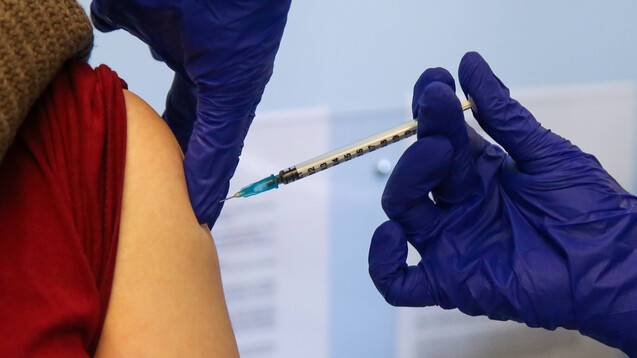 In Nordrhein-Westfalen muss jetzt lediglich noch ein Mindestabstand von vier Wochen zwischen Abschluss der Grundimmunisierung gegen COVID-19 und Booster-Impfung eingehalten werden. (b/Foto: IMAGO / ZUMA Wire)