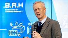 BMG-Abteilungsleiter Thomas Müller erläuterte bei einer BAH-Infoveranstaltung die für die Pharmaunternehmen wichtigen Maßnahmen des GKV-Finanzstabilisierungsgesetzes. (BAH/Pietschmann)