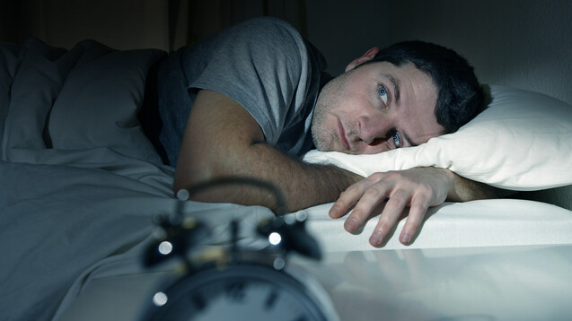 Schlaflosigkeit ist eine häufige Nebenwirkung des ACTH (adrenocorticotropes Hormon/Corticotropin) und der Steroidtherapie. (c / Foto: Wordley Calvo Stock / stock.adobe.com)