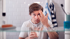 Auch für Männer gibt es mittlerweile alle möglichen Wirkstoff-haltigen Kosmetika. (Foto: IMAGO / Shotshop)