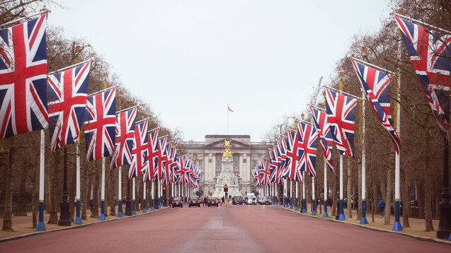 Das Vereinigte Königreich tritt am morgigen Samstag aus der EU aus. Auf der Straße vor dem Buckingham Palace in London wurden Union Jacks aufgehängt. (Foto: imago images / ZA Images)