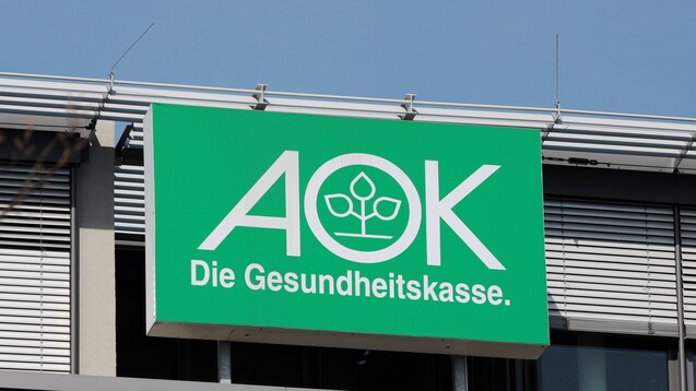 Die AOK Bayern will von vielen Engpässen nichts wissen und beschwert sich deswegen über die Verwendung des Sonderkennzeichens. (j/Foto: imago images / Ralph Peters)