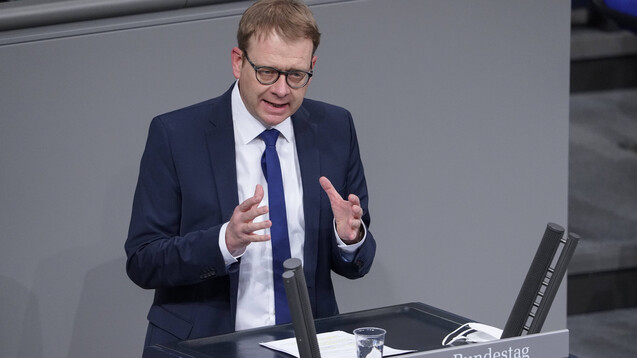 Thomas Gebhart (CDU), Parlamentarischer Staatssekretär im BMG, zeigte sich im Bundestag überzeugt: „Wir haben es geschafft, dass wir den dynamischen Entwicklungen auch dynamische Anpassungen entgegensetzen und dass wir nicht nur schnell, sondern auch sehr sorgfältig gearbeitet haben.“ (Foto: IMAGO / Political-Moments)