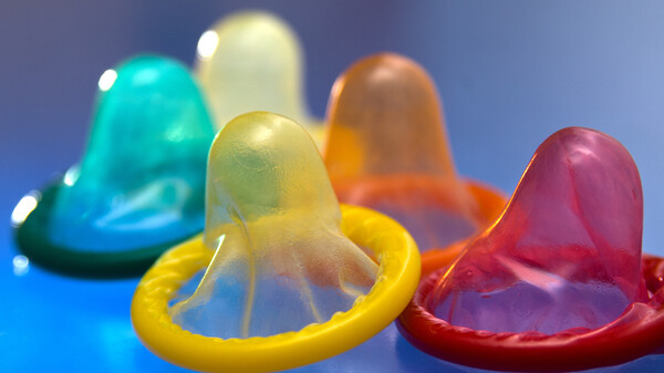 Auch Kondome können mit Arzneimitteln wechselwirken