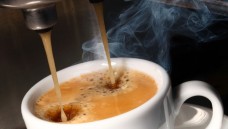 2014 konsumierte ein Bundesbürger durchschnittlich 162 Liter Kaffee – mehr als Mineralwasser. (Foto: Sabine Hürdler / Fotolia)