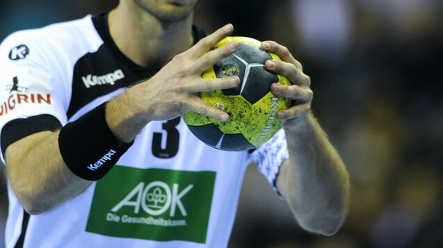 Millionen für den Handball: Der AOK-Bundesverband erklärt, dass die Kooperation mit dem DHB legal sei und zu keinen Versorgungseinschnitten führe. (Foto: imago)