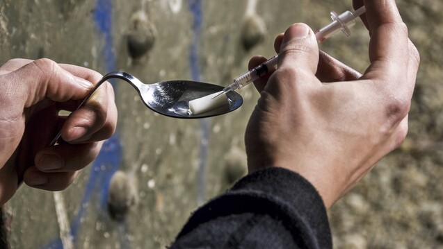 Sorgt sich die Bundesregierung nicht um die Gesundheit Heroinabhängiger im Vollzug? Opioidabhängige, die in Freiheit bereits Substitutionsmedikamente erhalten, laufen Gefahr, bei Haftantritt wieder rückfällig zu werden, wenn sie im Vollzug nicht behandelt werden. (Foto: Imago)