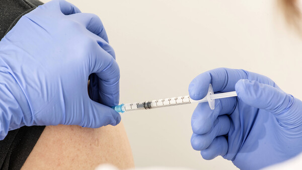 Apotheker, Ärzte, Zahnärzte und AOK laden zur COVID-19-Impfung