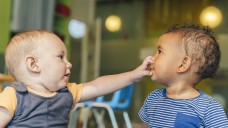 Bei Kleinkindern ist es oft das motorische
Fingerspitzengefühl, später dann vor allem das zwischenmenschliche Fingerspitzengefühl,
das herausfordernd sein kann. (Foto: santypan / stock.adobe.com)