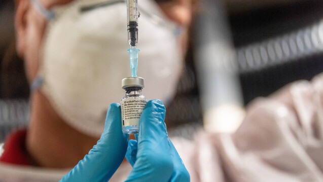 Wo bekommen wir mehr Impfstoff her und wie bringen wir ihn zu den Menschen? (Foto: imago images / penofoto)