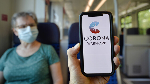 Wie stehen die Menschen in Deutschland zu Masken, Kontaktbeschränkungen und der Corona-Warn-App? Das wollten Wissenschaftler aus Heidelberg wissen. (m / Foto: imago images / Michael Weber)&nbsp;