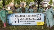 Am Mittwoch protestierten Demonstranten vor der chinesischen Botschaft in Brüssel für die Freilassung des Friedensnobelpreisträgers Liu Xiaobo. (Foto: picture alliance/Wiktor Dabkowski)