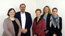 Der neue Vorstand der Apothekerkammer Hamburg, von links: Stephanie Tiede, Holger Gnekow (Präsident), Dr. Dorothee Dartsch (Vizepräsidentin), Julia Laske, Stefanie Eckard. (Foto Thomas Müller-Bohn)