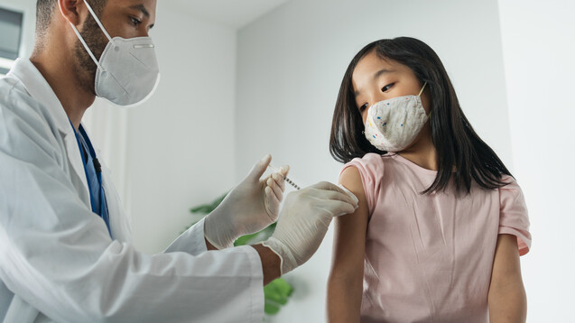 Nicht alle Kinder zwischen fünf und elf Jahren benötigen eine Auffrischimpfung gegen COVID-19. (s / Foto: Halfpoint / AdobeStock)