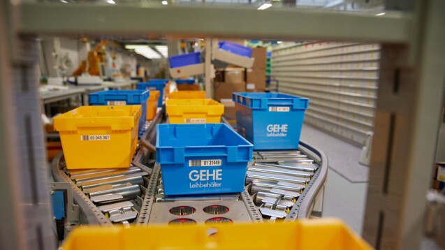 Die blauen und gelben Wannen gehören künftig zum selben Unternehmen. (Foto:Thomas Mandt/vor-ort-foto.de)&nbsp;
