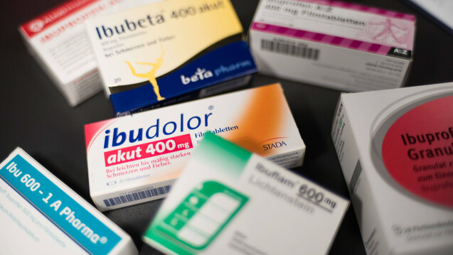 ibuprofen-Arzneimittel sind in Apotheken immer wieder knapp - und da einer der führenden Wirkstofflieferanten die Produktion bis auf weiteres gestoppt hat, könnte dies noch eine Weile so bleiben. (Foto. Imago)