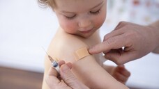 Auf den COVID-19-Impfstoff von Biontech/Pfizer für Babys und Kleinkinder&nbsp;müssen Eltern und Ärzt:innen noch warten. (Foto: IIMAGO / photothek)