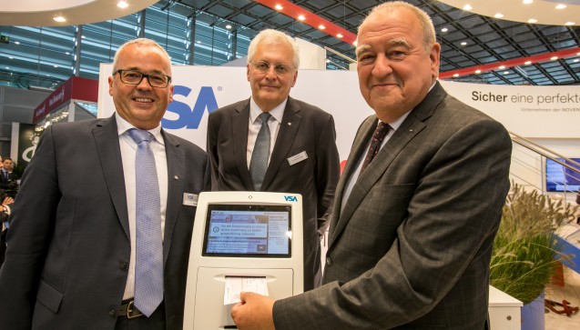 VSA-Chef Herbert Wild, Noventi-Chef und LAV-Präsident Fritz Becker 
(v.lil) eröffneten auf der Expopharm die digitale Rezeptsammelstelle. 
(Fotos: DAZ / Schelbert)